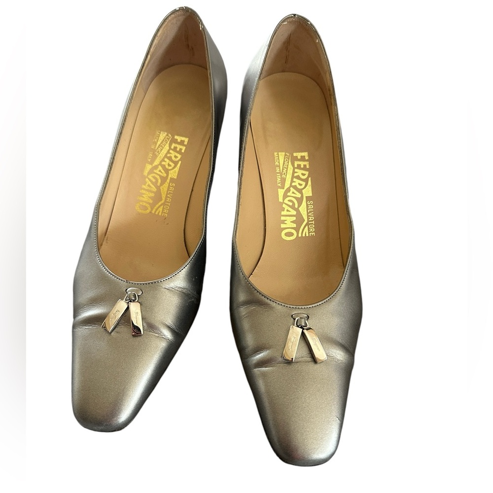 SALVATORE FERRAGAMO Metallic Silver Tassel Leather Pumps Curved Heel Size 7B
